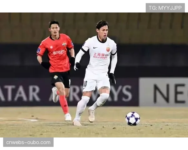 【2026年4月中超联赛·赛中·特写镜头语言：海港主帅在场边不断手势示意队伍“快速向前”